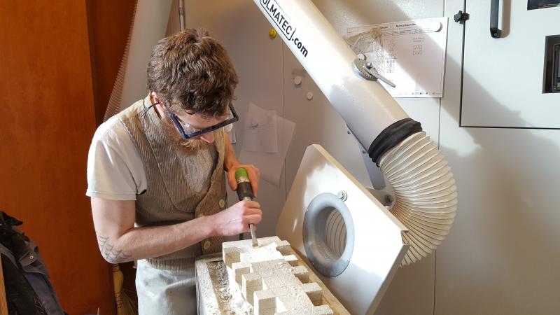In der Denkmalpflege und Steinrestaurierung erfüllen Steinmetzen eine wichtige gesellschaftliche Rolle. Ihre beständige Arbeit schützt weltbekannte Kathedralen und Dome vor dem Zahn der Zeit. Ebenso bewahren Steinmetzen unzählige kleinere Denkmale vor der Vergessenheit. Die Aufgaben reichen von der Reinigung der Steinoberfläche bis zum Austausch gesamter Teile eines Baudenkmals. Traditionelle Bearbeitungstechniken werden dabei mit wissenschaftlichen Untersuchungsmethoden kombiniert. Überall in Deutschland sind hochspezialisierte Steinmetzen und Steinbildhauer in der Denkmalpflege aktiv. Weithin sichtbar wie am Kölner Dom oder am Dresdner Zwinger, aber auch bei vielen kleineren Denkmalen, die sie pflegen und für künftige Generationen bewahren. Dadurch leisten sie einen wertvollen Beitrag zur Erhaltung unserer Kulturgüter. Die hochspezialisierten Handwerker tragen eine besondere Verantwortung, da sie mit unersetzbaren Originalen arbeiten. Vom Wegkreuz bis zur Kirchenfassade besitzen diese Originale aus Naturstein eine hohe kulturelle Bedeutung; sie sind Ausdruck des geistigen, religiösen oder künstlerischen Lebens sowie der technischen Entwicklung vergangener Epochen.